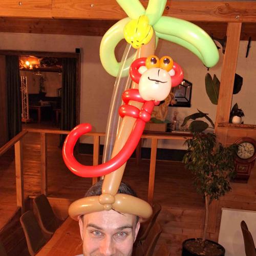 De klassieke aap in boom, op je hoofd