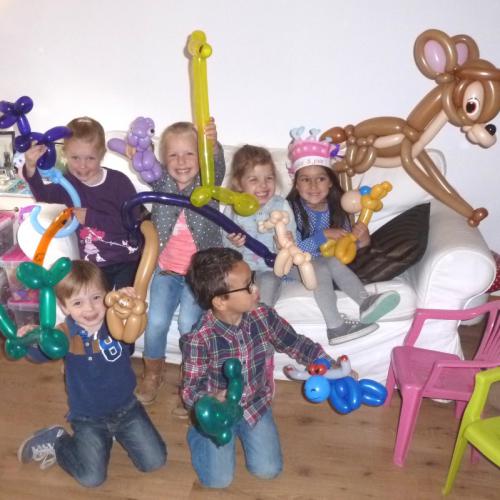 Na afloop van een kinderfeestje. Bambi was de verrassing voor de jarige.