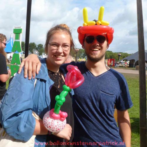 Lowlands - roos en LL hoed