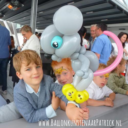 Muis op een stukje kaas, tijdens familiefeest