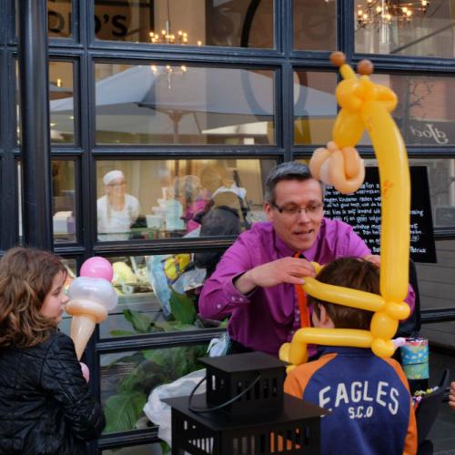 Het aanmeten van de giraffe bij een ijssalon