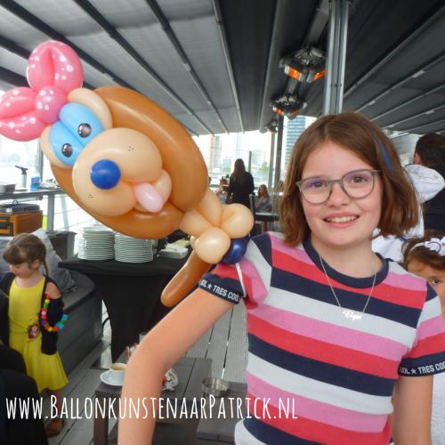 Hond op je schouder, tijdens familiefeest