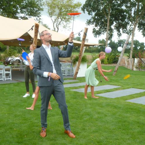 Laat de gasten op uw trouwdag circustrucjes proberen