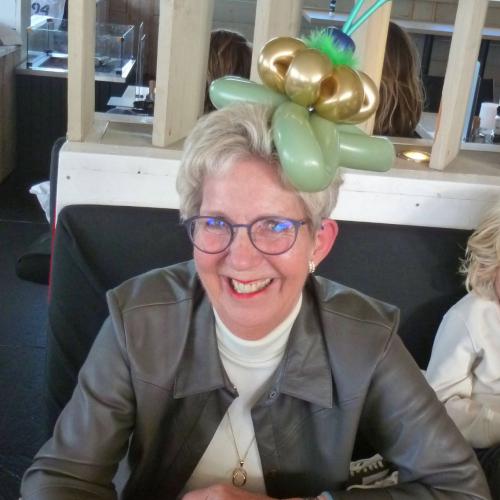 Stijlvolle haarband tijdens familiefeest