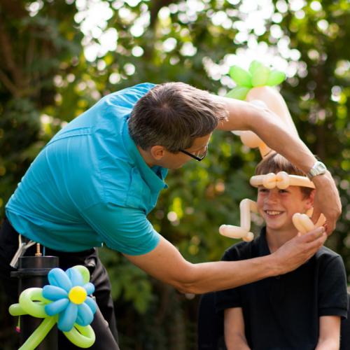 Het maken van de Ferb hoed, tijdens een trouwreceptie