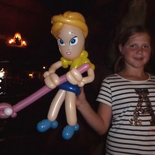 Je zou maar hockey spelen en een ballonartiest tegenkomen in het restaurant....