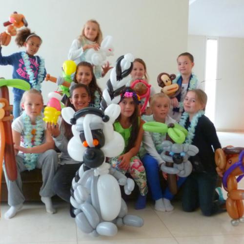 Luxe ballonnen voor alle kinderen, plus een extra grote ringstaartmaki voor de jarige.