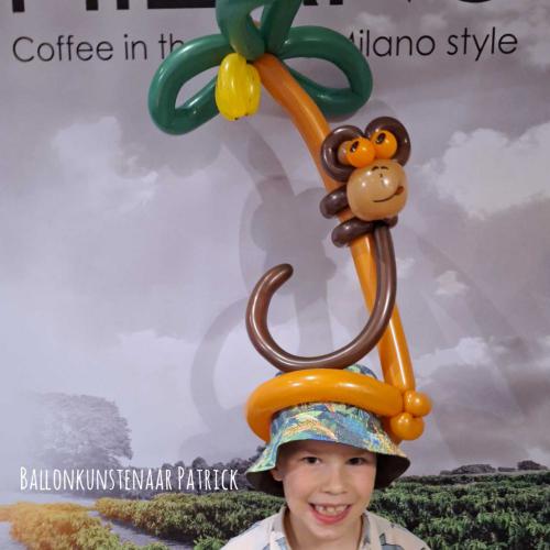 Aap in de boom, op je hoofd