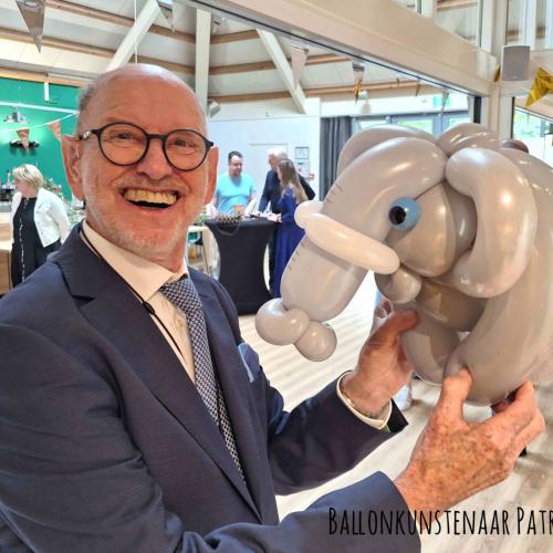 Een olifant voor deze vrolijke meneer!