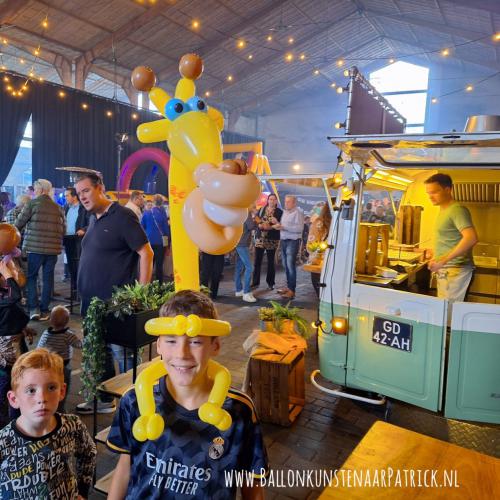 MEGA Giraffe tussen de foodtrucks