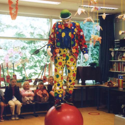 Circus clown op loopkogel