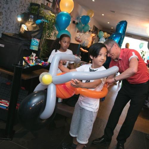 Het aanmeten van een motor kostuum