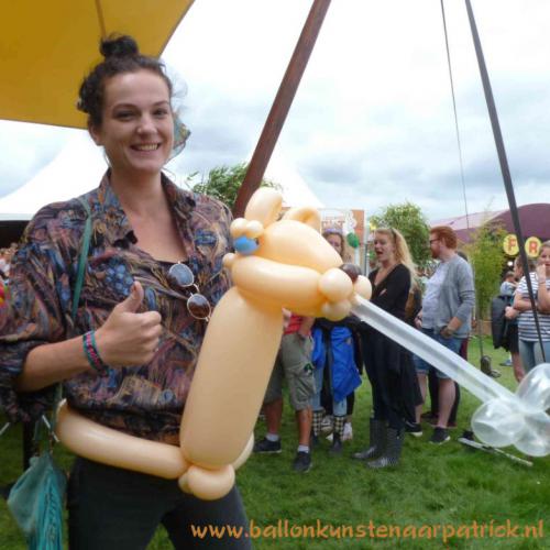 Lowlands - lama, inclusief spuug