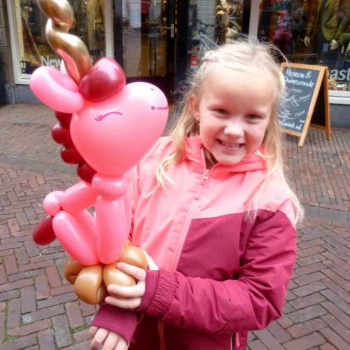 Unicorn in de winkelstraat - kleuren geinspireerd op de kleding