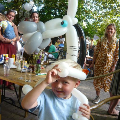 Zebra hoed tijdens een receptie