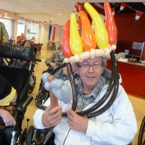 Deze meneer wilde altijd nog eens indiaan zijn. Dan kan hoor!