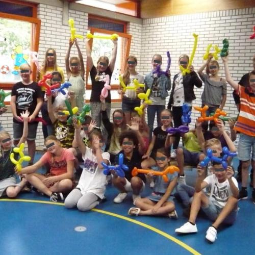 Enthousiaste leerlingen met hun eigen balloncreatie