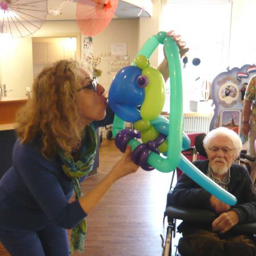 Een kus voor de papegaai