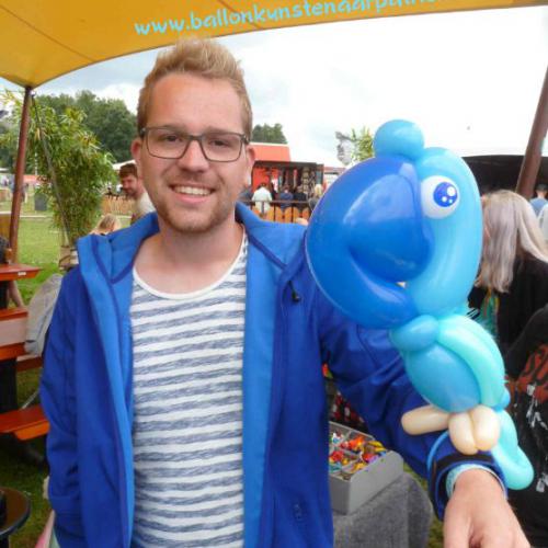 Lowlands - papegaai in matching colors