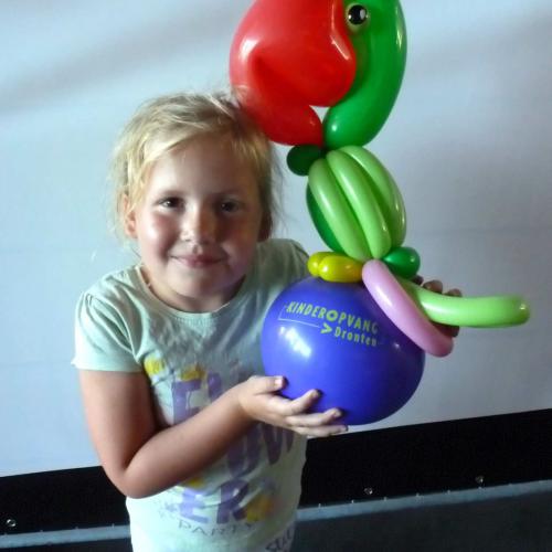 Papegaai op reclameballon
