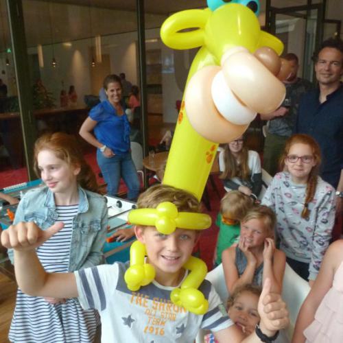 Een mega giraffe op je hoofd